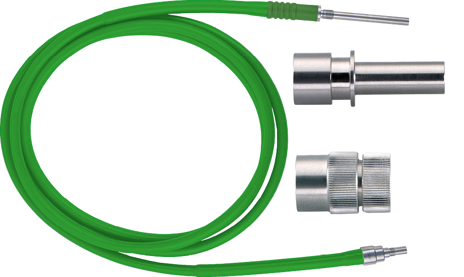 Grünes Kabel mit silbernen Verbindungsstücken, glatt und metallisch, vor weißem Hintergrund.