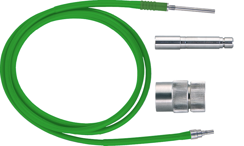 Grünes Kabel mit zwei silbernen Steckern auf weißem Hintergrund.