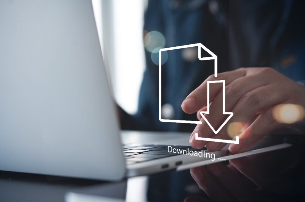 Geschäftsmann beim Herunterladen von Computerdateien oder der Installation von Software auf einem Laptop, Cloud-Speichertechnologie, Datensicherung, Cybersicherheit